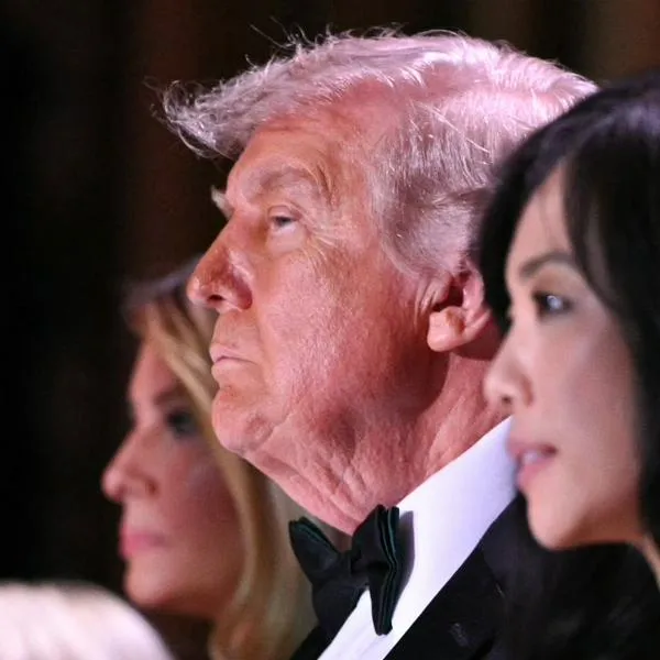 Qué pasó con Donald Trump hoy: video de su reacción a disparos en la cena