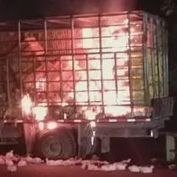 Sujetos armados quemaron camión lleno de pollos en Jamundí y armaron bloqueo