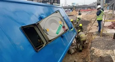SITP se volcó y cayó en hueco de las obras de Transmilenio en la 68; hay heridos