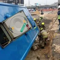 SITP se volcó y cayó en hueco de las obras de Transmilenio en la 68; hay heridos