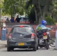 Conductor de plataforma intentó volarse y arrolló a dos agentes de tránsito en Medellín