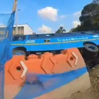 Video del momento en que SITP se volcó en obras de Transmilenio en la avenida 68