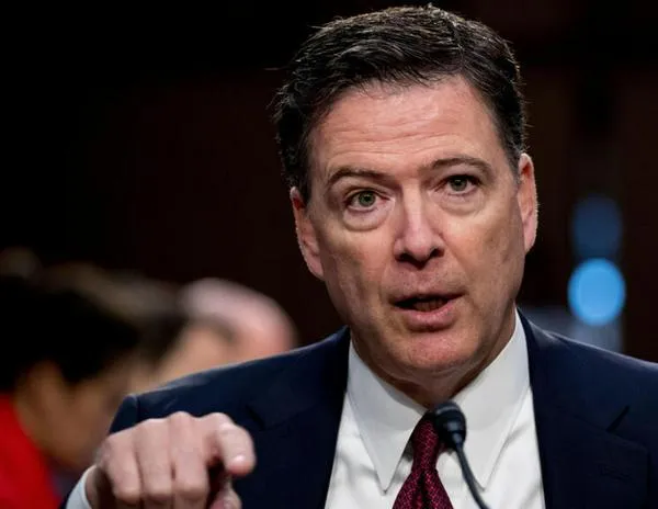 El exdirector del FBI James Comey es imputado por supuestas amenazas de muerte a Trump