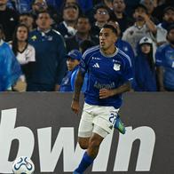 Rodrigo Contreras, delantero de Millonarios, con la hionchada de fondo