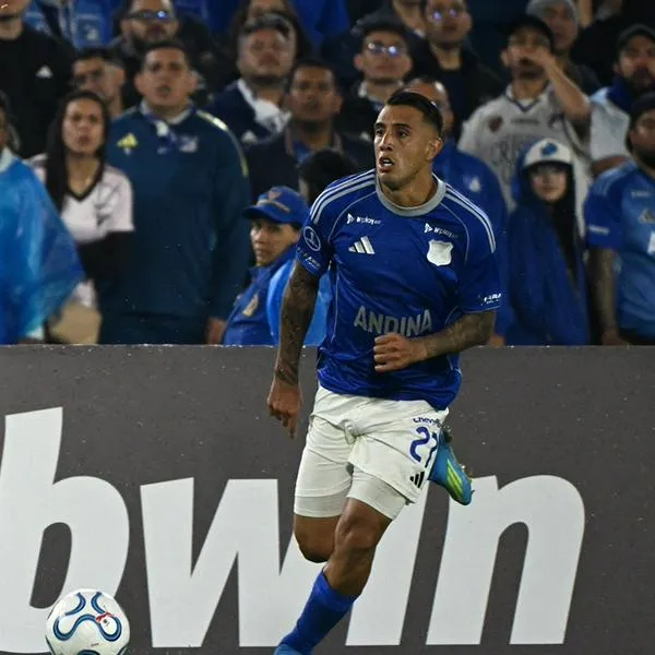 Rodrigo Contreras, delantero de Millonarios, con la hionchada de fondo