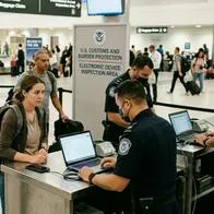 Qué pueden revisar en tu celular y computador al entrar a Estados Unidos en 2026