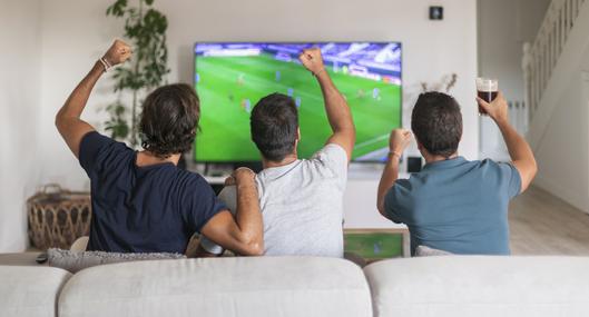 Hinchas viendo fútbol