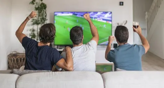 Hinchas viendo fútbol