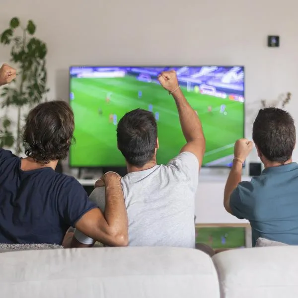 Hinchas viendo fútbol