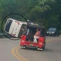 Así quedó el bus volcado en la vía La Mesa-Mosquera. El accidente dejó al menos a una persona fallecida