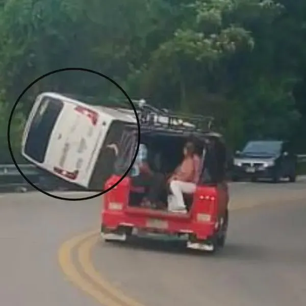 Así quedó el bus volcado en la vía La Mesa-Mosquera. El accidente dejó al menos a una persona fallecida