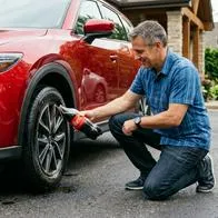 Para qué sirve la Coca-Cola en las llantas de los carros y motos: evita lavarlos
