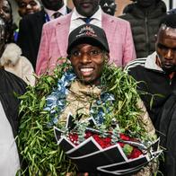 Sabastian Sawe recibió premio en Kenia tras récord en maratón de Londres: video