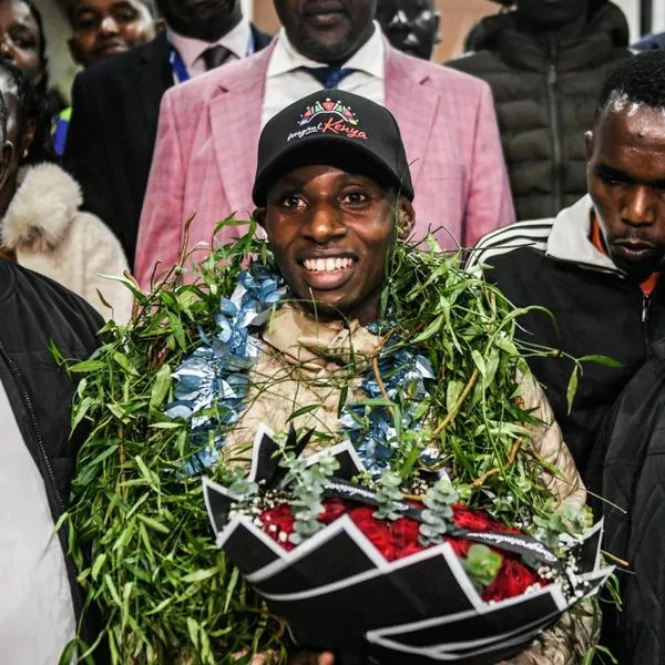 Sabastian Sawe recibió premio en Kenia tras récord en maratón de Londres: video