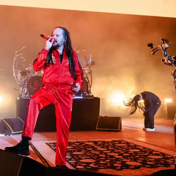 Jonathan Davis (centro) junto con Korn en un concierto en California en 2024
