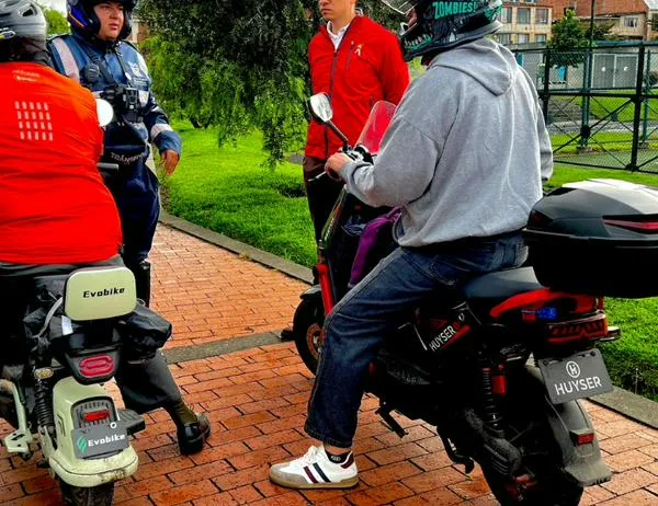 Bogotá intensifica controles contra motos en andenes y parques: operativo en Kennedy deja 11 conductores sancionados 