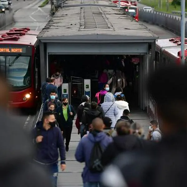 Por escuchar música sin audífonos en Transmilenio le podría colocar multa