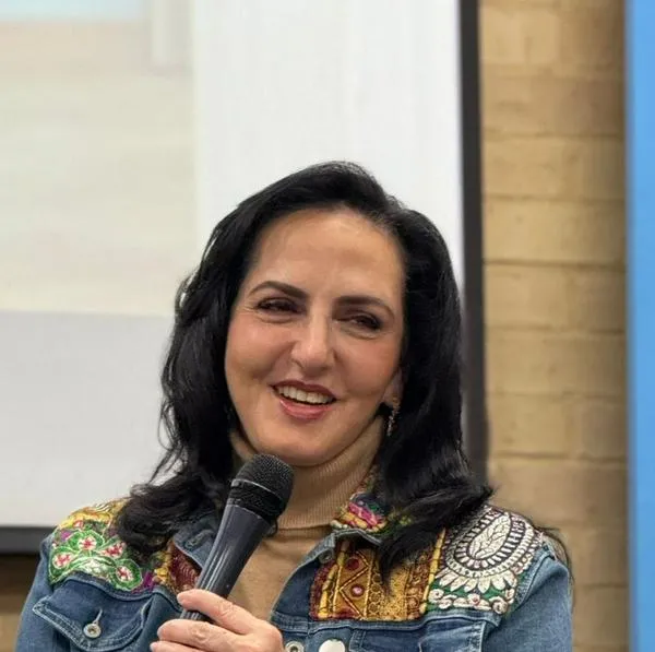 María Fernanda Cabal renuncia al Centro Democrático y lanza su nuevo partido de derecha. Críticas a Uribe por ser "socialdemócrata" y afinidad con Milei.