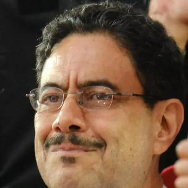Iván Cepeda denuncia presiones armadas a favor de su campaña presidencial. Rechazo a amenazas de grupos ilegales y condiciones para diálogos de paz.
