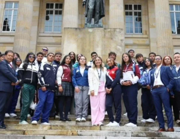Jóvenes de San Cristóbal vivieron experiencia pedagógica en el Congreso de la República 