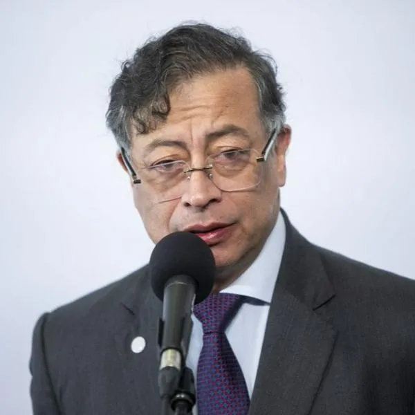 Revelan detalles del polémico vuelo de Gustavo Petro en una avioneta financiada por 'Papá Pitufo'. Felipe Tascón explica cómo se infiltró el zar del contra
