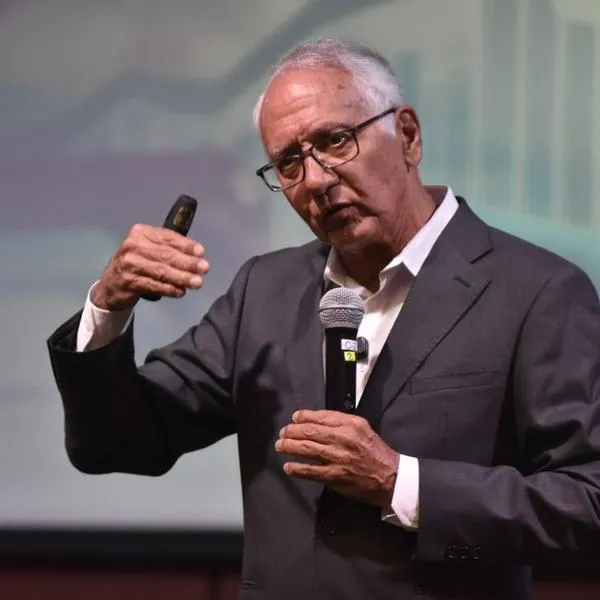 Escalada de cierres en clínicas de Bogotá por deudas de EPS. El ministro de Salud, Guillermo Jaramillo, evitó responder sobre la crisis financiera. 
