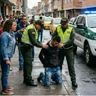A ladrón casi lo queman en Bogotá, le rociaron gasolina y Policía lo dejó libre
