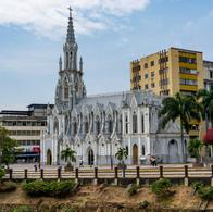Hombre destruyó imágenes religiosas en la Iglesia La Ermita de Cali asegurando ser el diablo. Detalles del ataque y pronunciamiento del capellán.