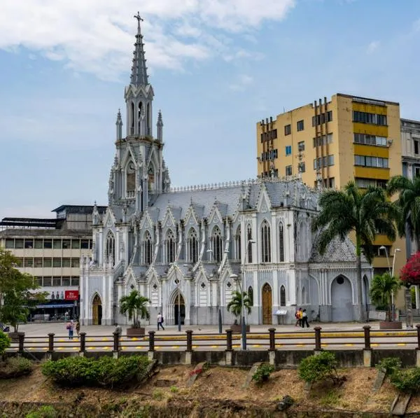 Hombre destruyó imágenes religiosas en la Iglesia La Ermita de Cali asegurando ser el diablo. Detalles del ataque y pronunciamiento del capellán.