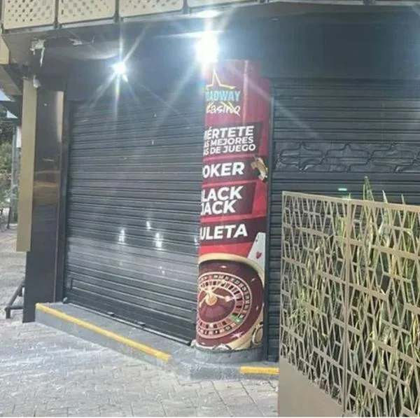 Atentado con explosivos en Medellín hoy: ataque al casino Broadway en la carrera 70 deja un policía y una mujer heridos. Detalles de la investigación.