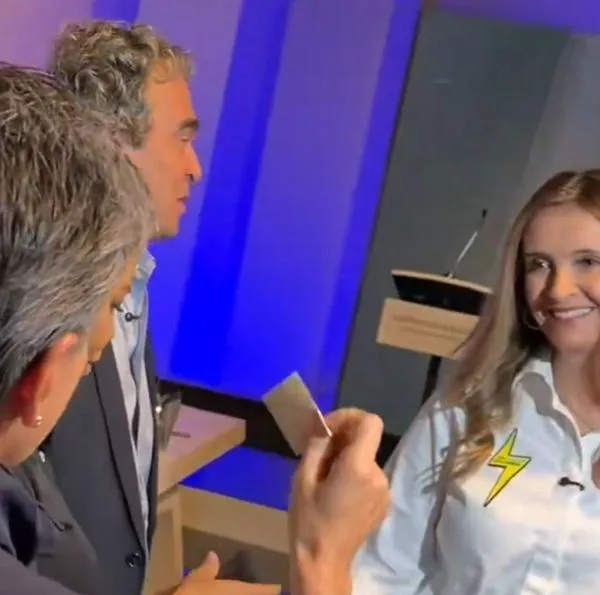 Paloma Valencia y Claudia López protagonizan cercano saludo en debate presidencial 2026. La senadora del Centro Democrático habló de su amistad con Lozano.
