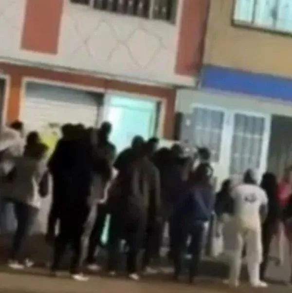 Padre de niño que cayó de terraza en Suba, Bogotá, explica qué pasó minutos antes del accidente. Vecinos salvaron al menor en el barrio La Gaitana.