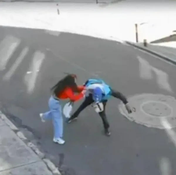 Robo en Chapinero Alto hoy: mujer forcejea con ladrón y logra capturarlo con ayuda de la comunidad. El video muestra la valentía de la víctima en calle 7.