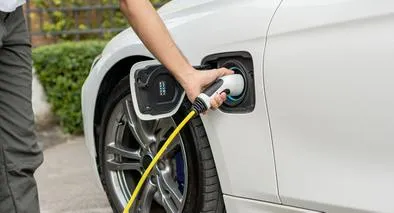 Buena noticia para los dueños de carros híbridos y eléctricos en Colombia