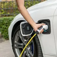 Buena noticia para los dueños de carros híbridos y eléctricos en Colombia