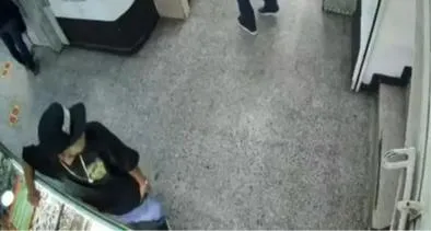 Delincuentes disfrazados de policías robaron una joyería en la carrera Décima de Bogotá. Uno de los ladrones resultó herido por su propia bala tras rebote.