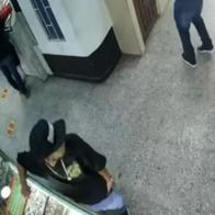 Delincuentes disfrazados de policías robaron una joyería en la carrera Décima de Bogotá. Uno de los ladrones resultó herido por su propia bala tras rebote.