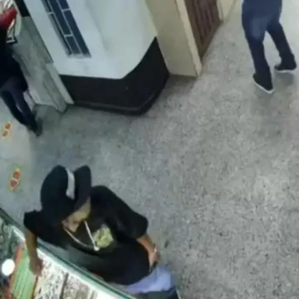 Delincuentes disfrazados de policías robaron una joyería en la carrera Décima de Bogotá. Uno de los ladrones resultó herido por su propia bala tras rebote.