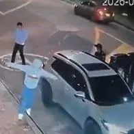 Video muestra el robo de una Toyota Cross en Colina Campestre, Bogotá. Pese a reducción del 31% en cifras oficiales, ya van 730 carros robados.