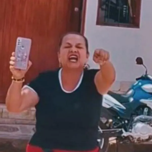 Imágenes de una mujer que tuvo una pelea con petristas y se autodenominó "uribestia y paraca"