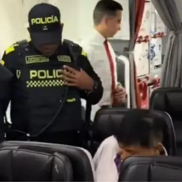 Un video viral muestra cómo la Policía baja esposado a un pasajero en el Aeropuerto El Dorado. El hombre habría realizado actos obscenos en vuelo a Madrid.