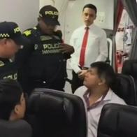 Momento en el que un sujeto es detenido por la Policía en un avión de Avianca, luego de tener un comportamiento indebido contra una mujer en un vuelo de Bogotá a Madrid