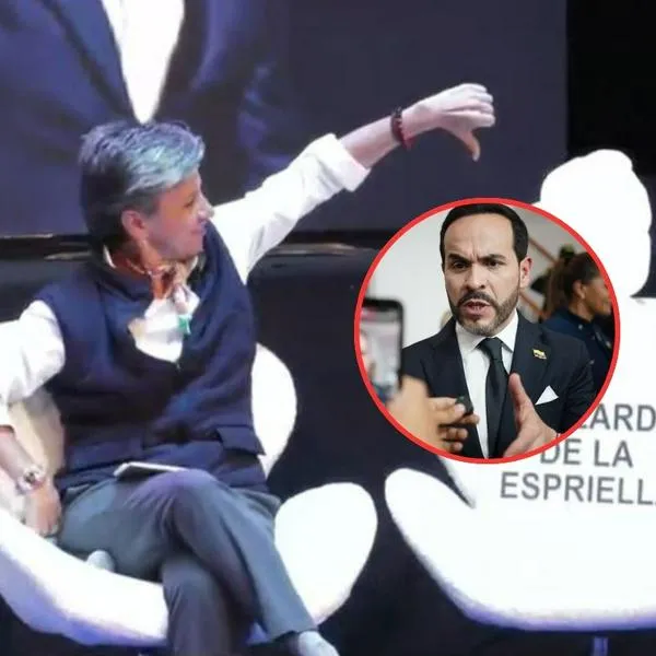 Momento en el que Claudia López pone un pulgar abajo al puesto vacío de Abelardo de la Espriella