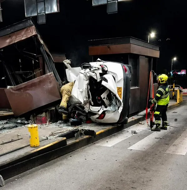 Accidente en la vía Medellín: carro chocó contra un peaje y lo destrozó