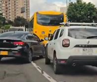 Graban pelea entre conductores en Bogotá: se cruzaban el carro y casi atropellan