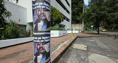 Estos son los carteles que han aparecido en varios puntos de Bogotá, en los que afirman que votar por Abelardo de la Espriella es por Iván Cepeda