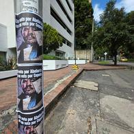 Estos son los carteles que han aparecido en varios puntos de Bogotá, en los que afirman que votar por Abelardo de la Espriella es por Iván Cepeda