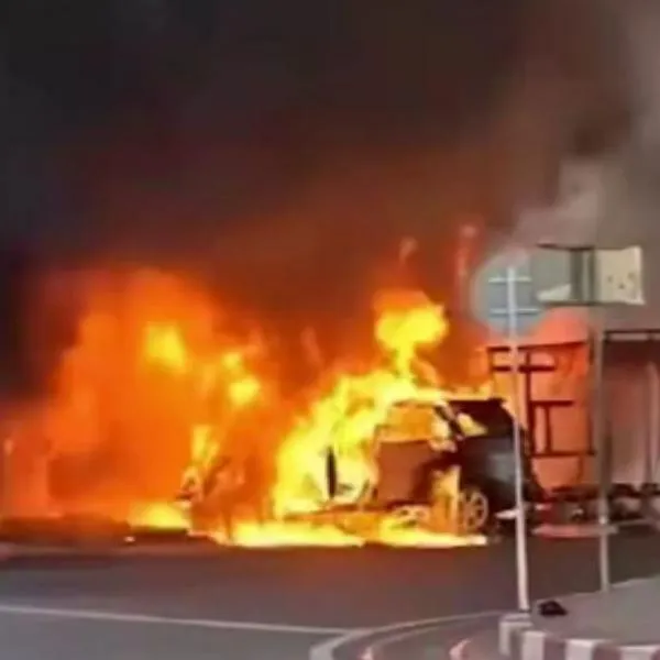 Tren se llevó por delante a tren que se había quedado atrapado, en Tailandia