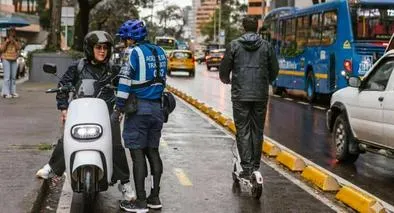 Cómo tendrán que ser cascos y chalecos usar patinetas y motos eléctricas