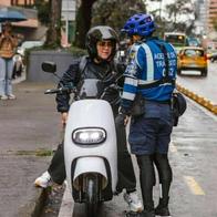 Cómo tendrán que ser cascos y chalecos usar patinetas y motos eléctricas